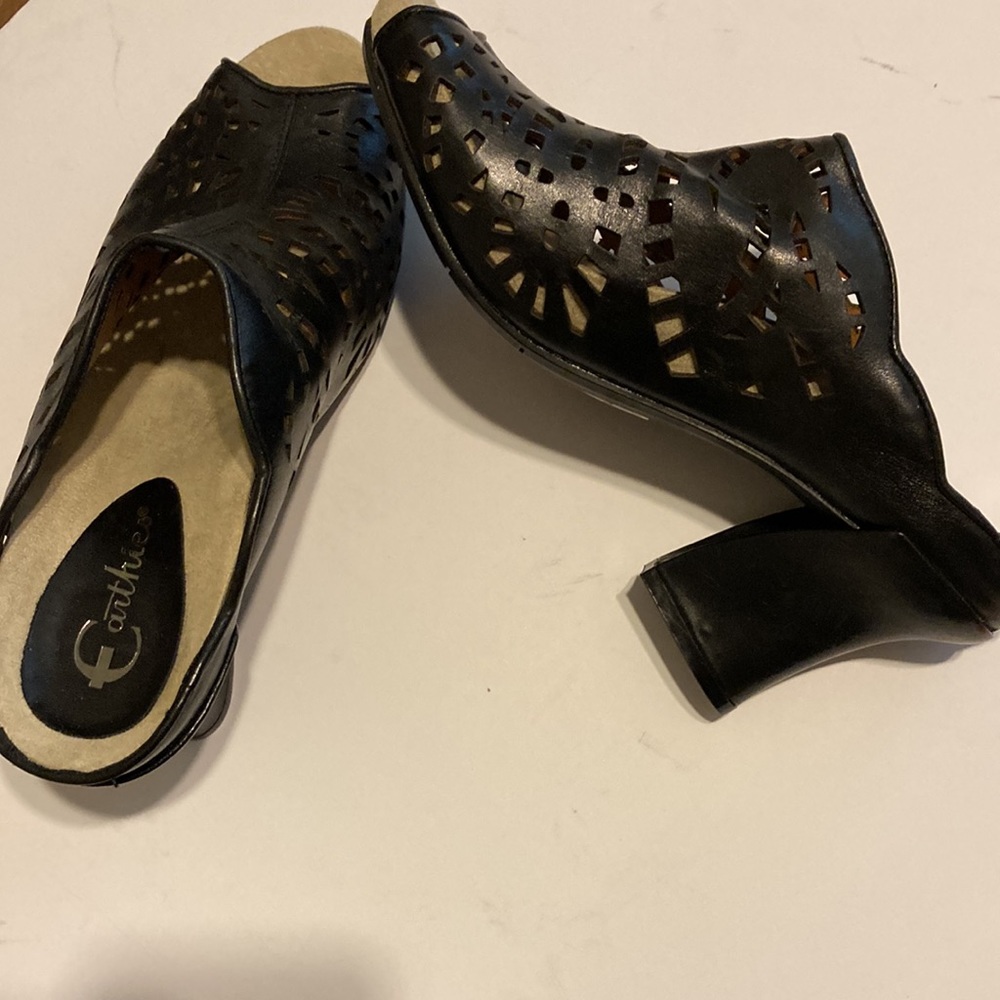 NWOT Earthiest Women’s Sandals Size 8B Black Leather Upper Rubber Sole